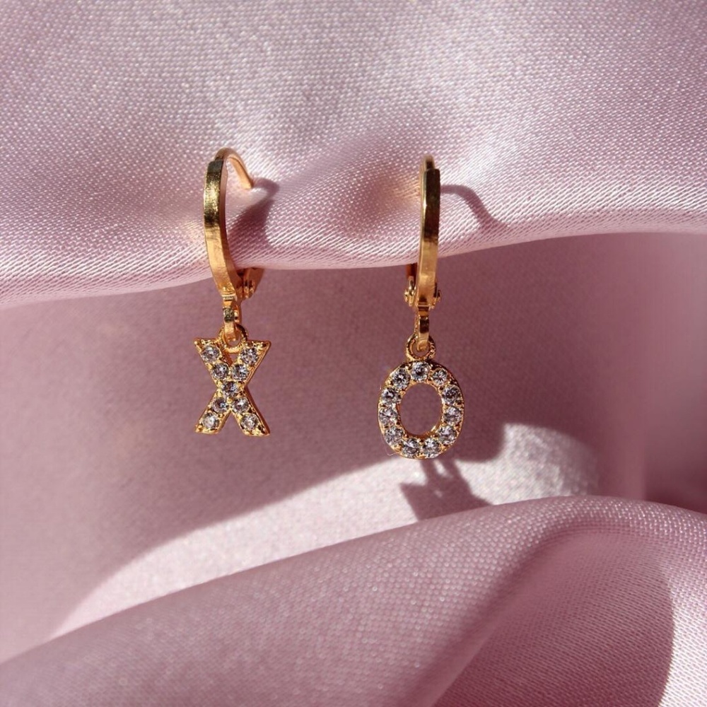 XO Huggies 14k gold plated bras